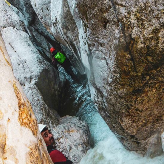 Etroiture dans le canyon de Pissevieille dans les gorges de l'Ardèche proche de Vallon Pont d'Arc avec Nature Canyon Ardèche